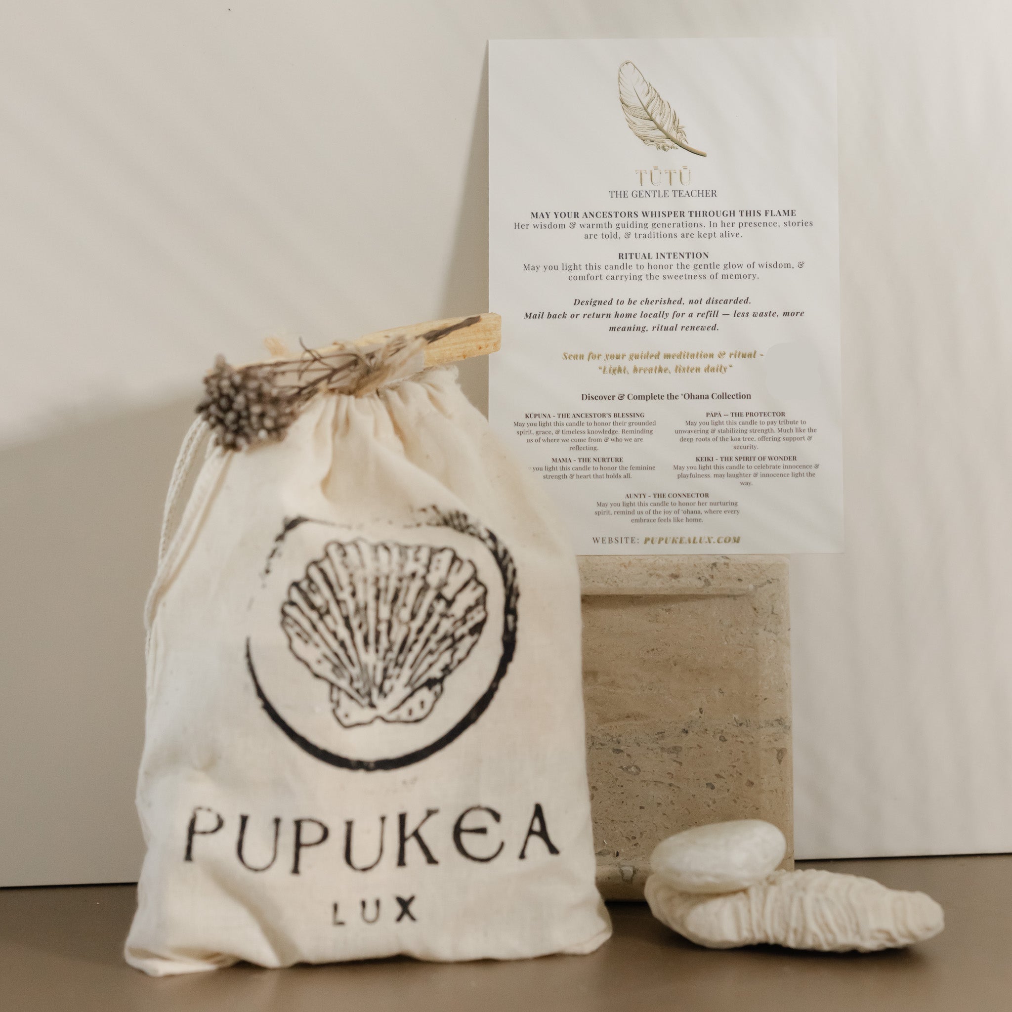 Tūtū Golden Embrace Candle Glow