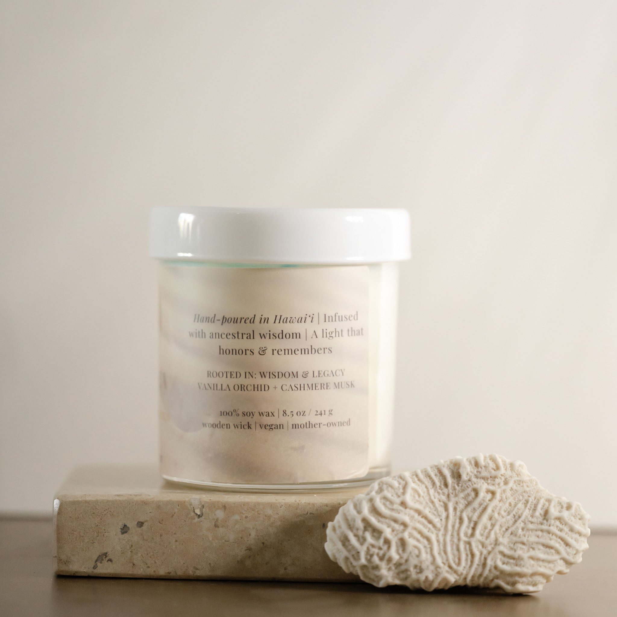 Tūtū Golden Embrace Candle Glow