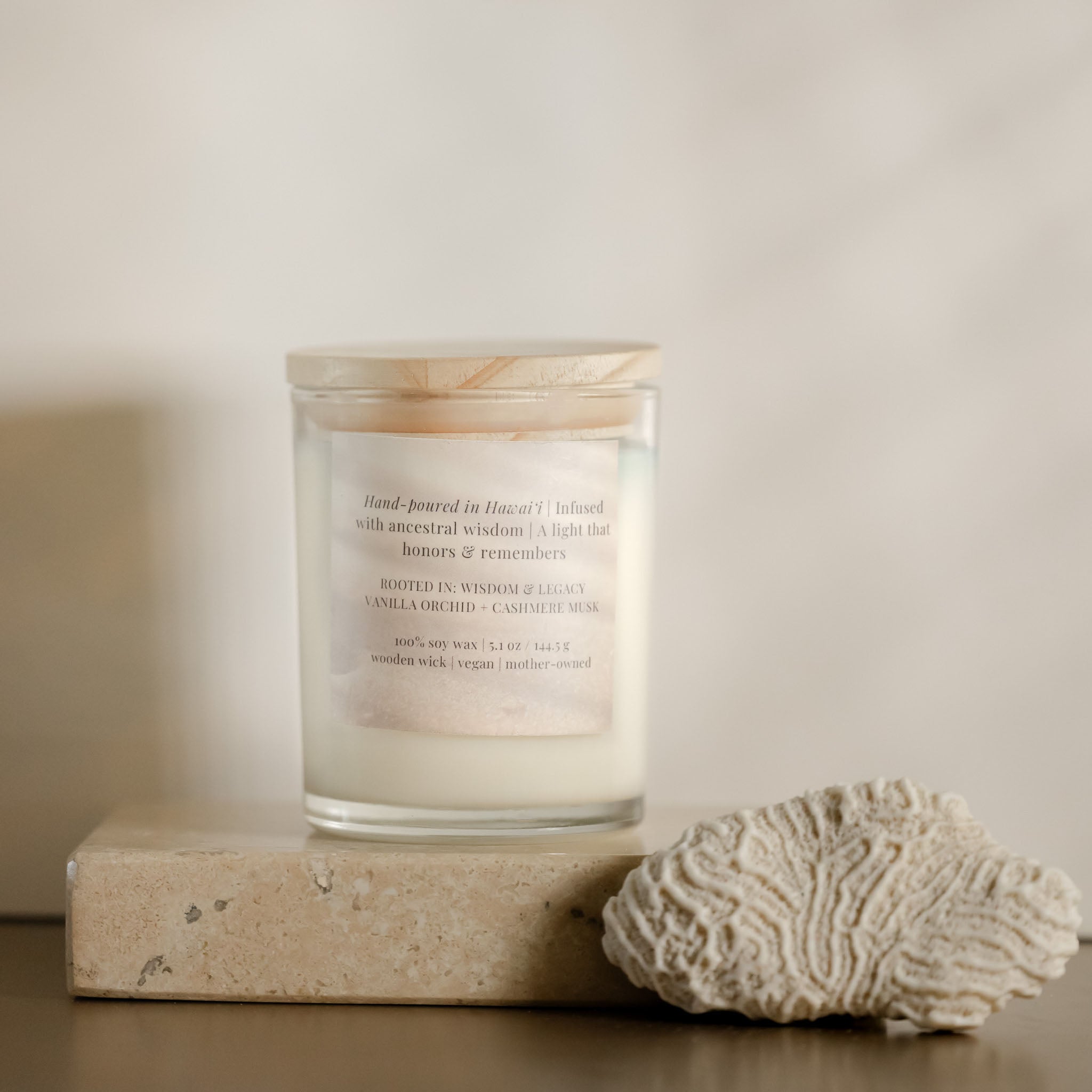 Tūtū Golden Embrace Candle Glow