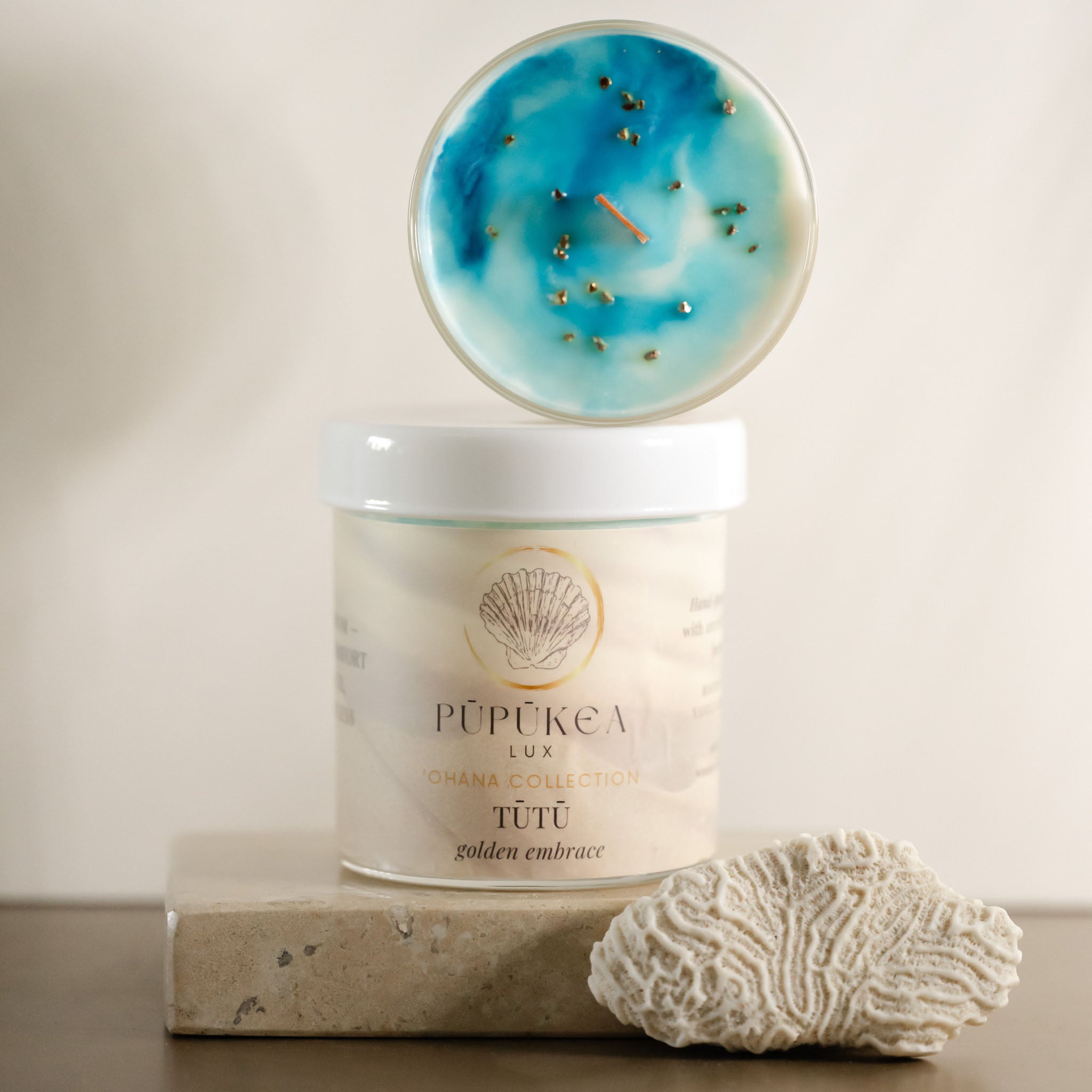 Tūtū Golden Embrace Candle Glow