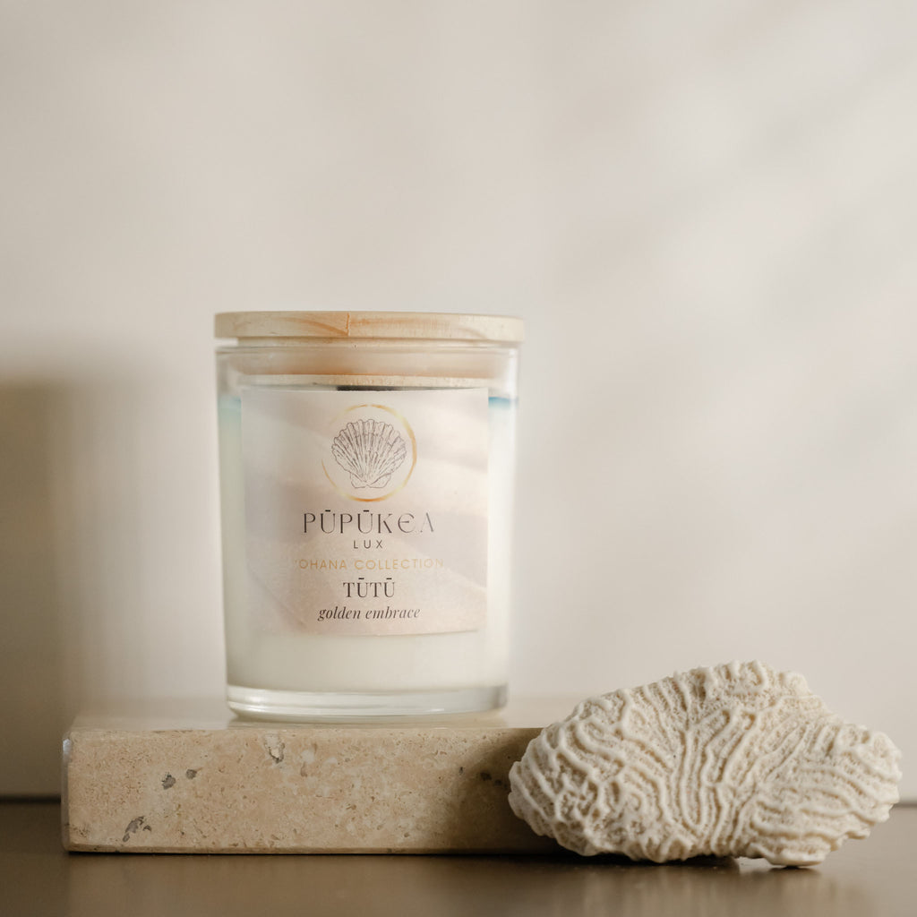 Tūtū Golden Embrace Candle Glow